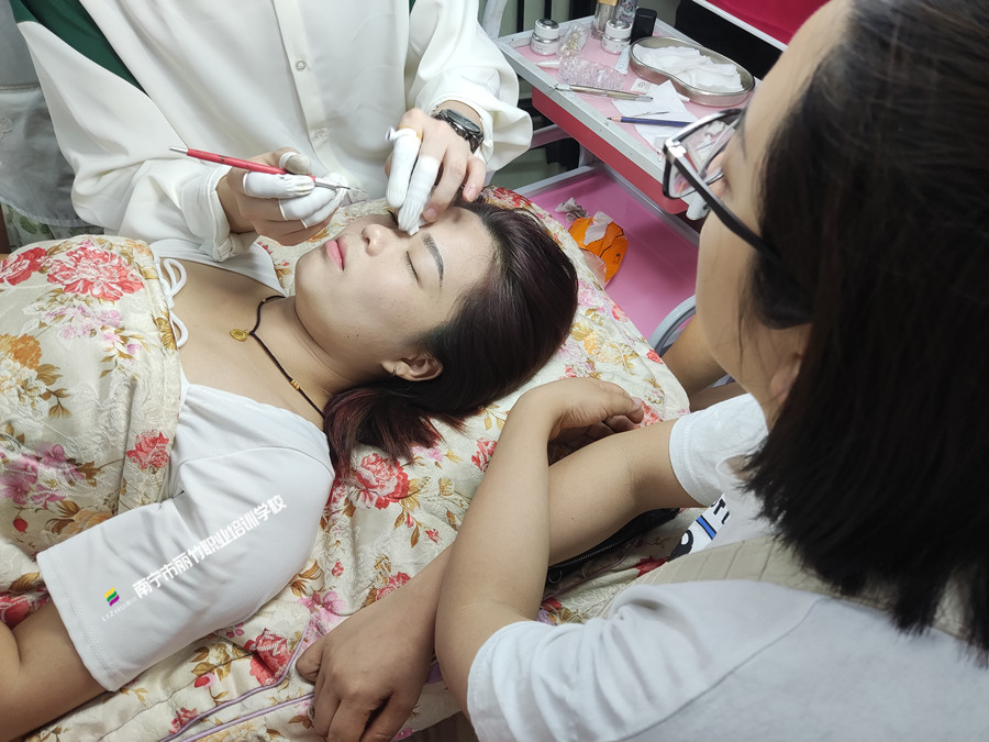 廣西紋繡技巧：紋繡師如何控制色乳的分量？