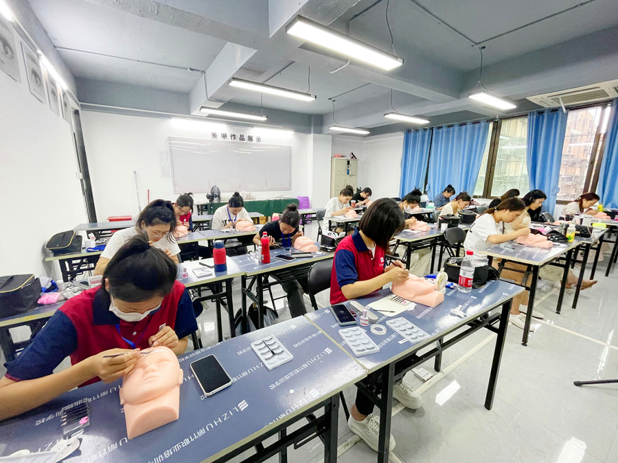 廣西南寧美睫專業(yè)學(xué)校5月火熱開班