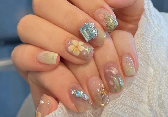 夏日彩繪花朵美甲，南寧美甲造型去哪學(xué)？