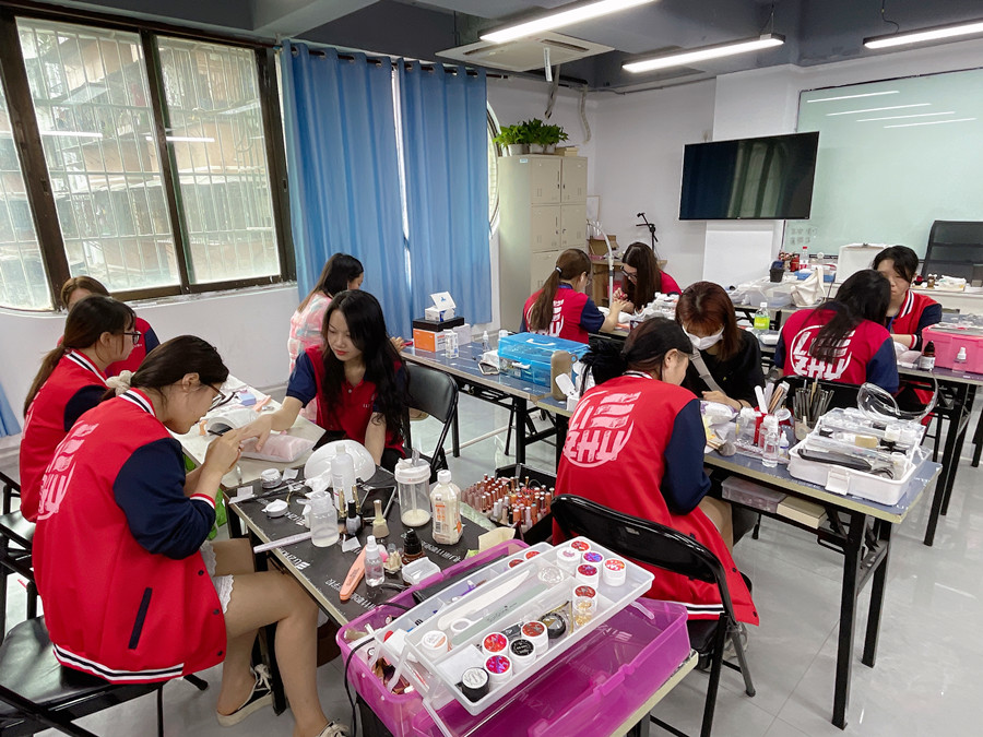 廣西美甲學(xué)校教材：光療貼片甲流程