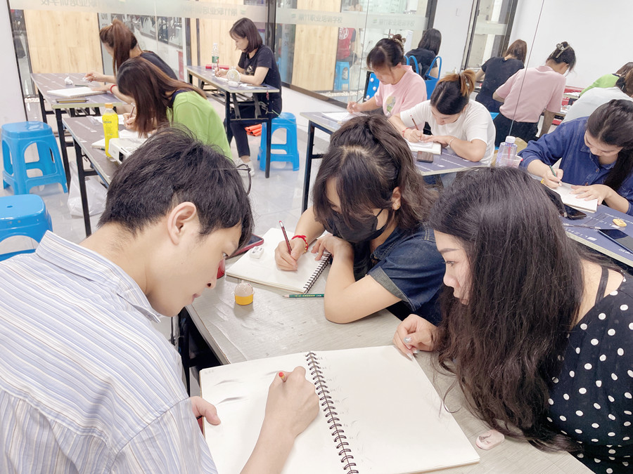 學紋繡在廣西：紙上畫眉練習