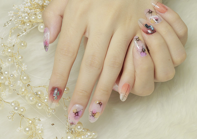 韓式花朵美甲，南寧美甲學(xué)習(xí)中心推薦