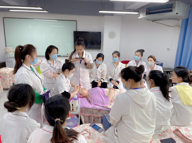 問題皮膚夏日護(hù)膚指南，南寧美容養(yǎng)顏學(xué)校分享