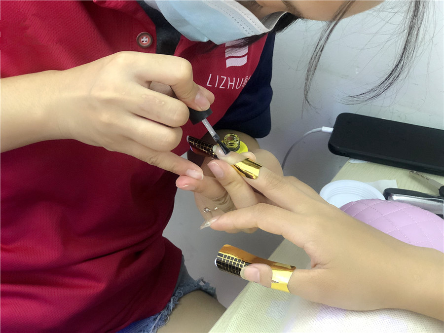 貼甲片和延長甲的區(qū)別，南寧美甲師培訓(xùn)課程