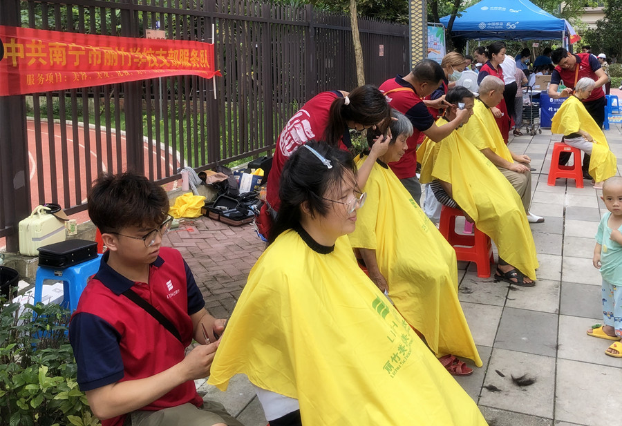 南寧培訓美發(fā)社會實踐，為公園溪府小區(qū)居民免費理發(fā)