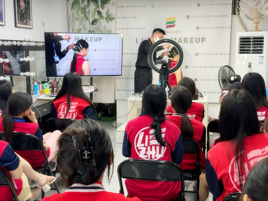 剪紙國風造型課堂，廣西專業(yè)彩妝學校