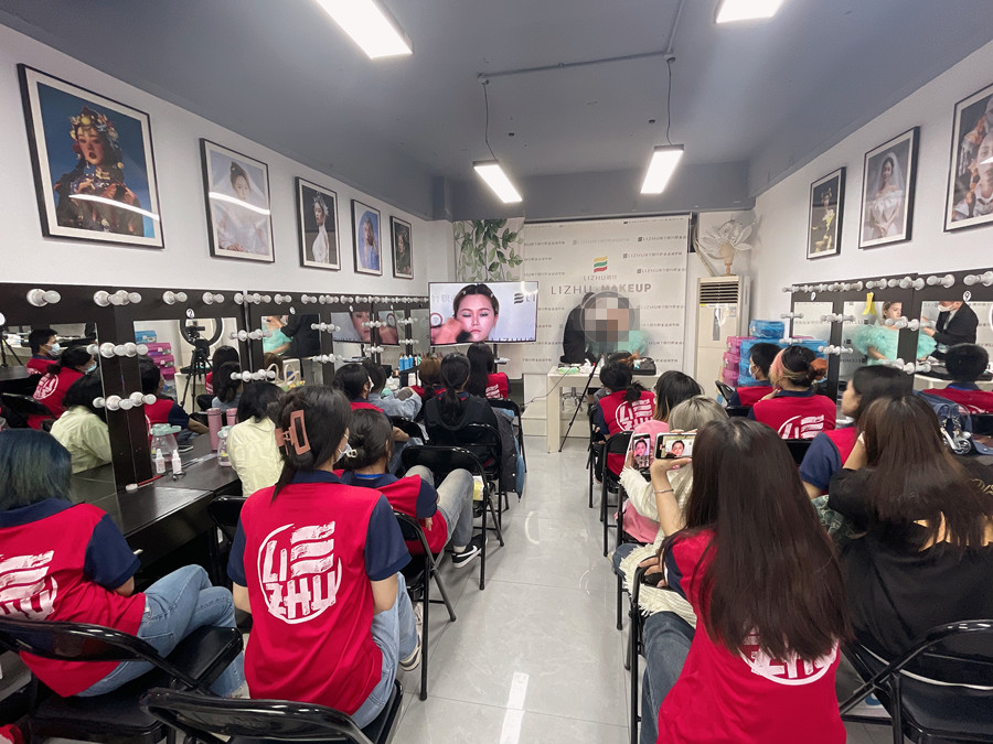 節(jié)目盛典主持人妝容特點，南寧彩妝學習