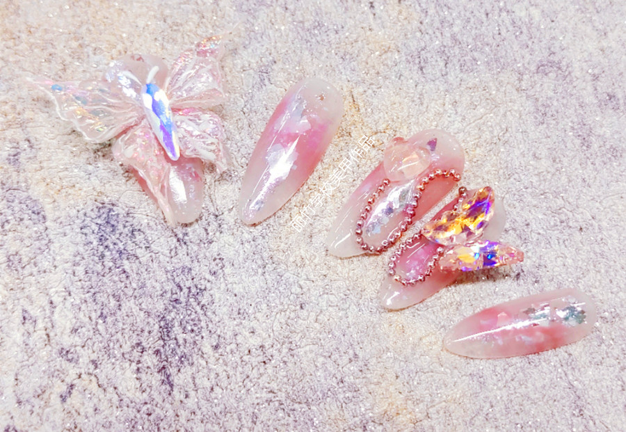 蝴蝶飾品美甲，廣西美甲技術職業(yè)作品分享