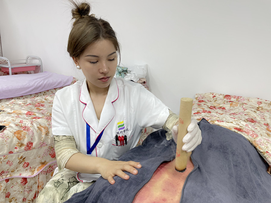 艾條熏背的好處，廣西中醫(yī)美容職校課程分享