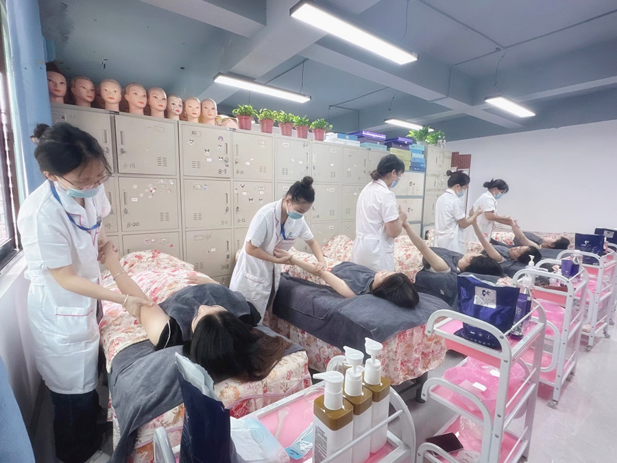 為什么要進(jìn)行手部護(hù)理？南寧美容職業(yè)培訓(xùn)學(xué)校解答