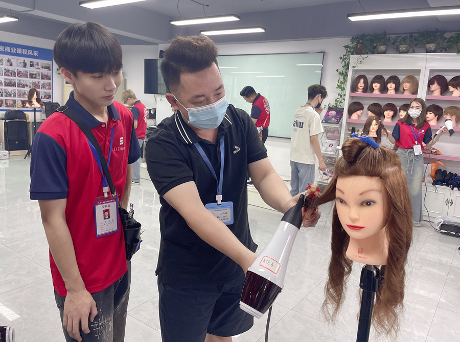 怎么樣才能做好吹風(fēng)造型？南寧美發(fā)吹風(fēng)培訓(xùn)