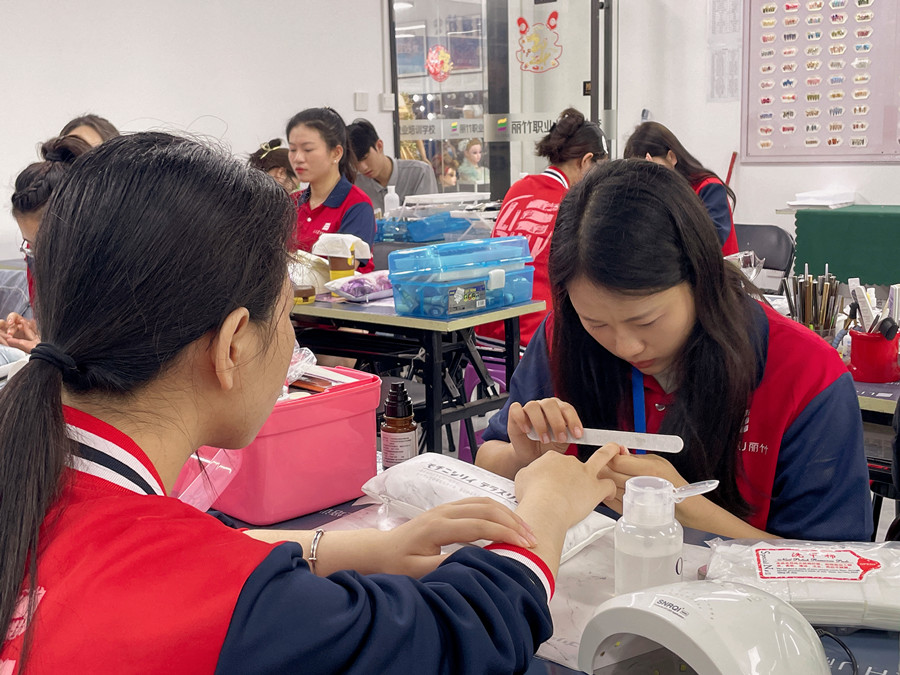 如何成為高價(jià)美甲師？廣西學(xué)美甲哪里時(shí)尚？