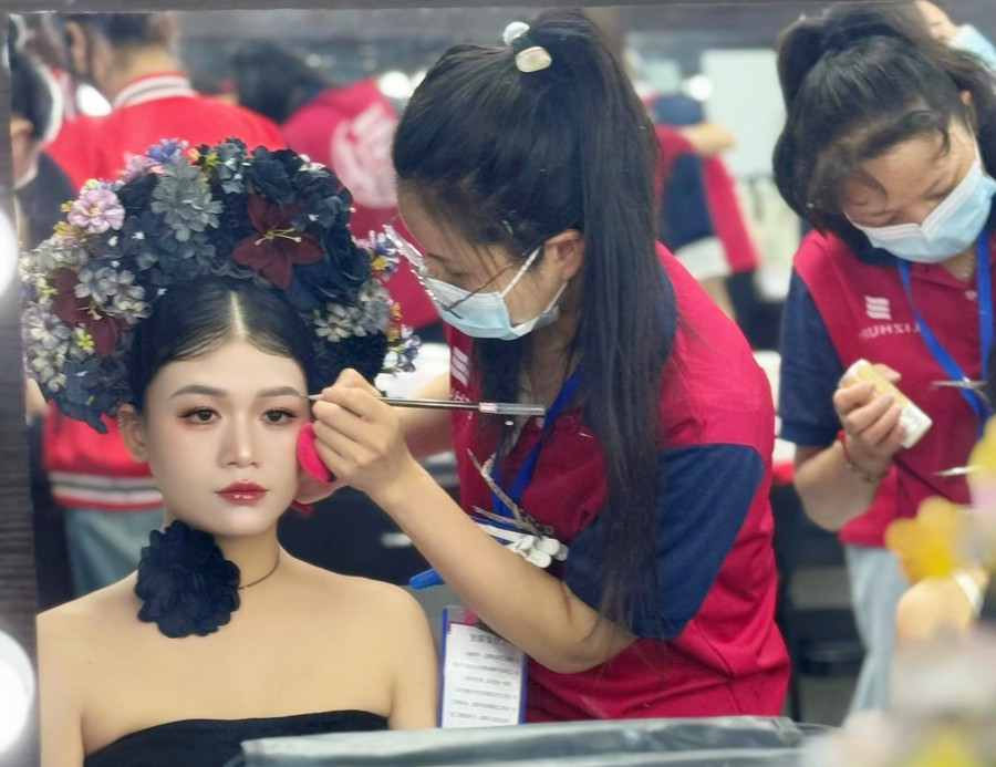 新中式簪花寫真，零經(jīng)驗學化在廣西學員作品