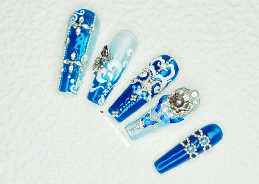 克萊因藍(lán)貼鉆美甲，南寧美甲造型專(zhuān)業(yè)學(xué)校實(shí)訓(xùn)作品