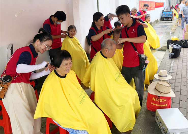 南寧理發(fā)美發(fā)學校為民免費理發(fā)，個個都是“活雷鋒”