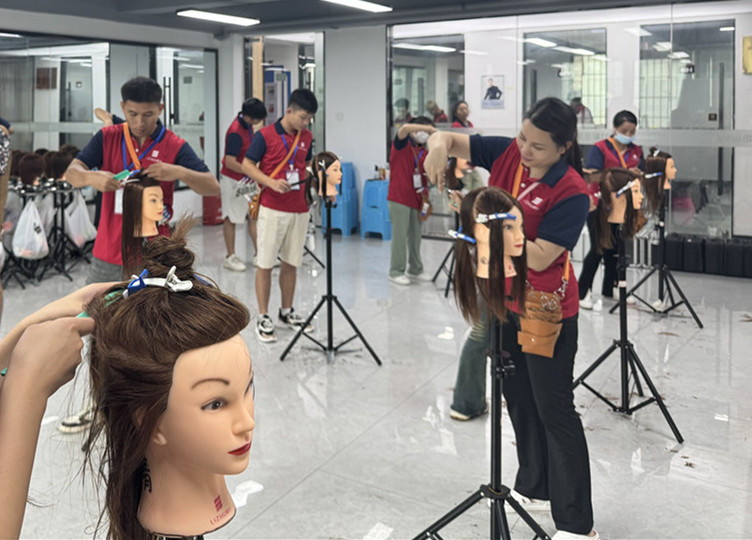 什么是挑剪？廣西美發(fā)剪發(fā)理發(fā)學(xué)校課堂講解