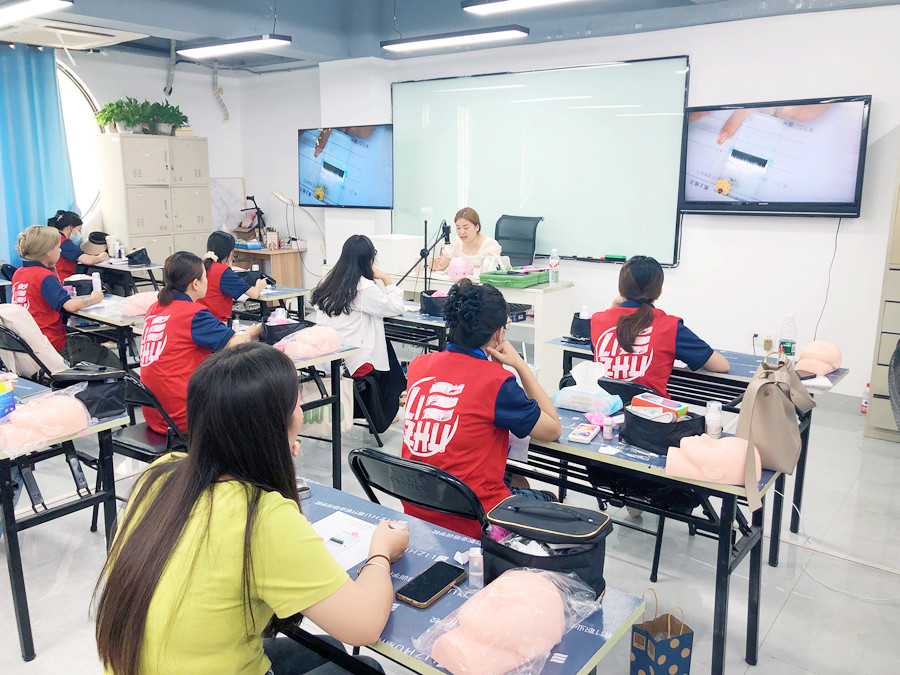 南寧美甲美睫職業(yè)學(xué)校開班，學(xué)員爆滿