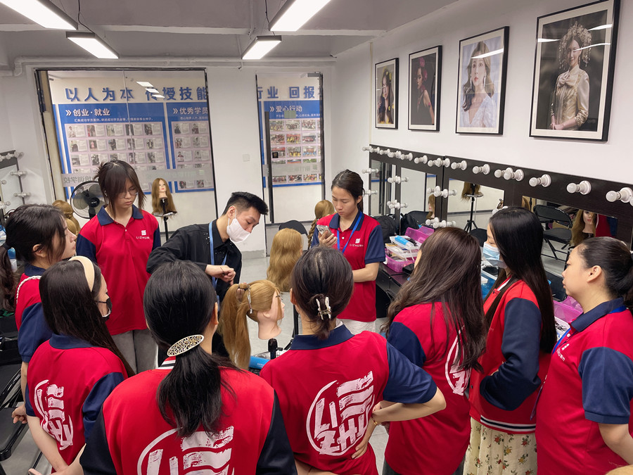 赫本頭發(fā)型手法技巧，南寧化妝發(fā)型學(xué)校分享