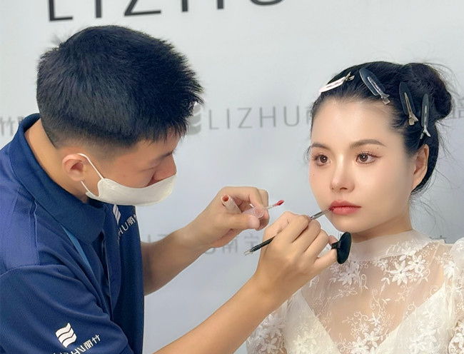 時尚簡約新娘造型，南寧新娘化妝造型學(xué)校作品