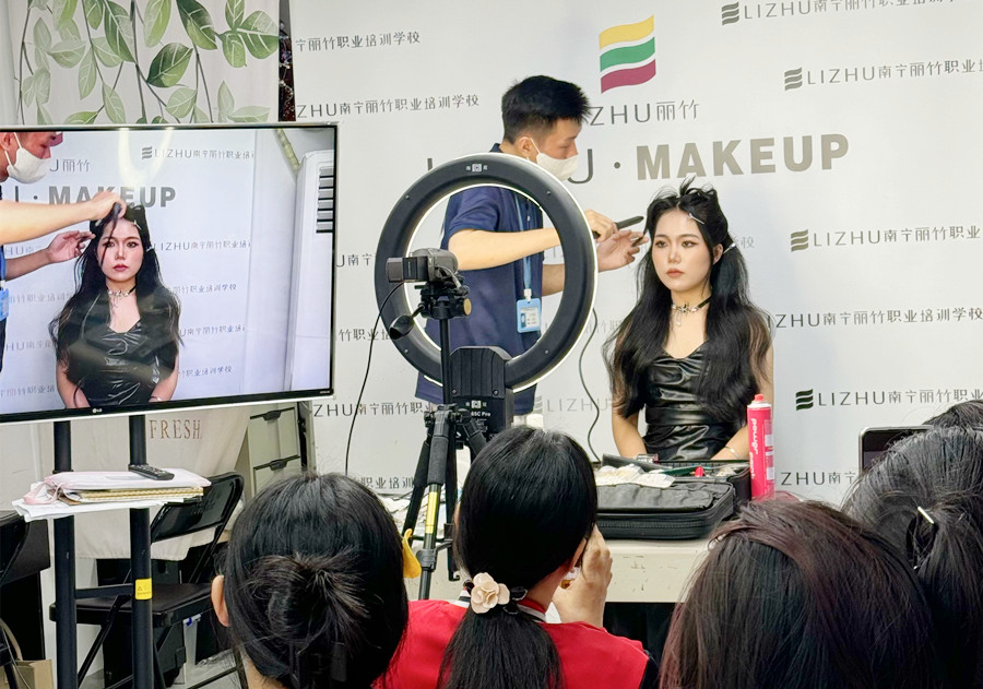 貓系造型課堂手法演示，廣西化妝高彩培訓班課堂