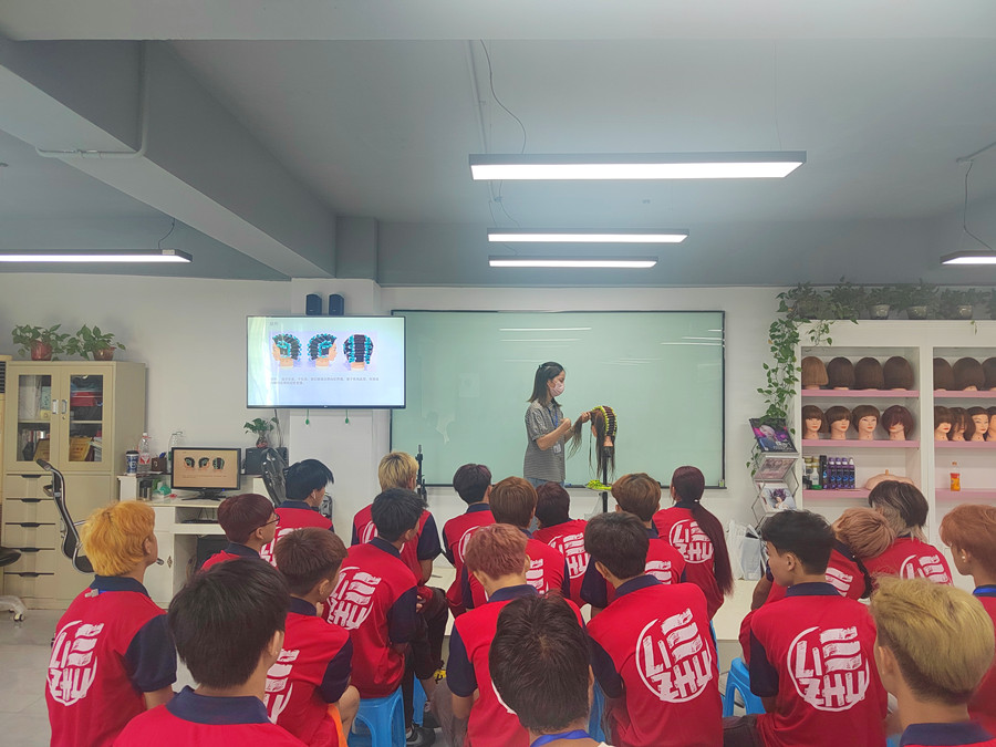 南寧學(xué)燙發(fā)：如何提升標(biāo)準(zhǔn)操作速度？