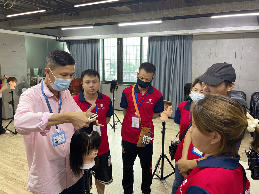 廣西美發(fā)剪發(fā)專(zhuān)業(yè)學(xué)校課堂實(shí)況花絮