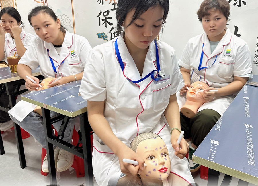 廣西美容面部護理培訓：假頭模手法練習