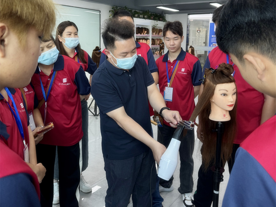 廣西學(xué)美發(fā)吹風(fēng)課堂實況花絮