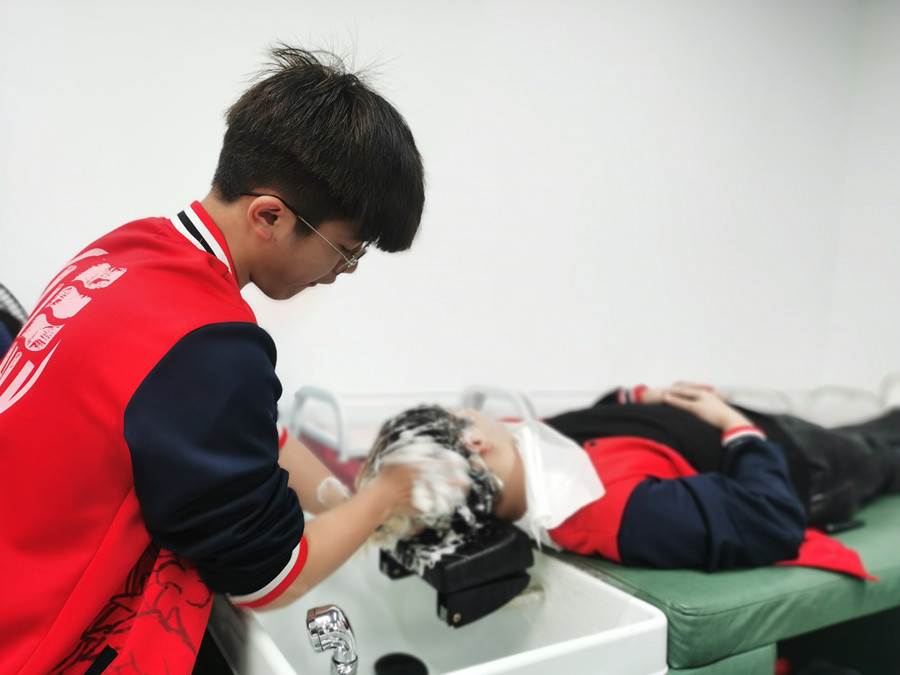 你頭發(fā)掉落的5個(gè)原因，南寧美發(fā)護(hù)發(fā)職校解析