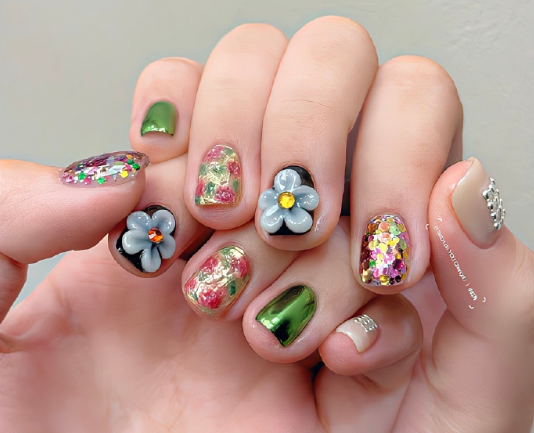 氛圍感美甲，廣西美甲藝術(shù)學(xué)校收集整理