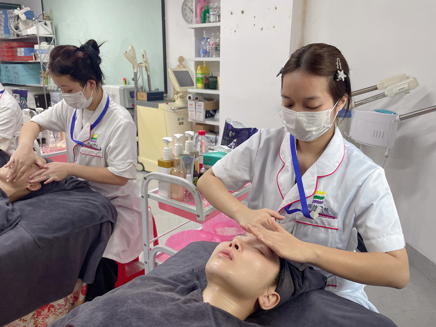 護(hù)膚三部曲有哪些項(xiàng)目？廣西學(xué)美容哪里便宜