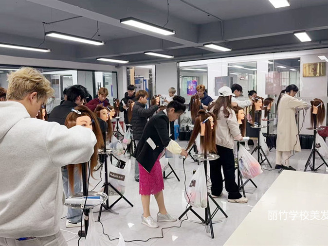 如何拉直發(fā)？南寧燙染培訓(xùn)零基礎(chǔ)