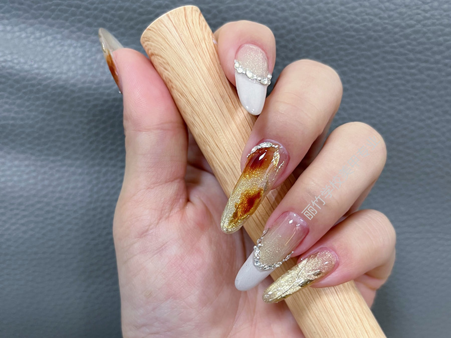 貓眼暈染美甲，廣西美甲課堂學(xué)員作品