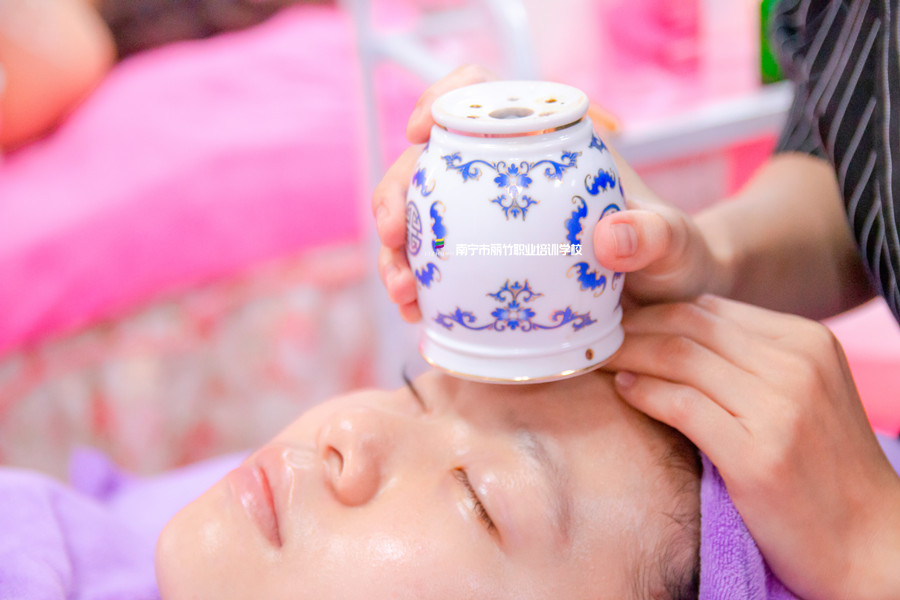 艾灸罐艾灸額頭的好處，廣西艾灸學(xué)校課程講解