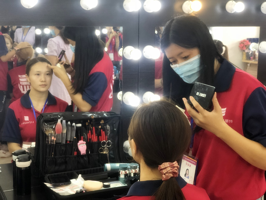 如何打造自然底妝？廣西彩妝教學(xué)基礎(chǔ)