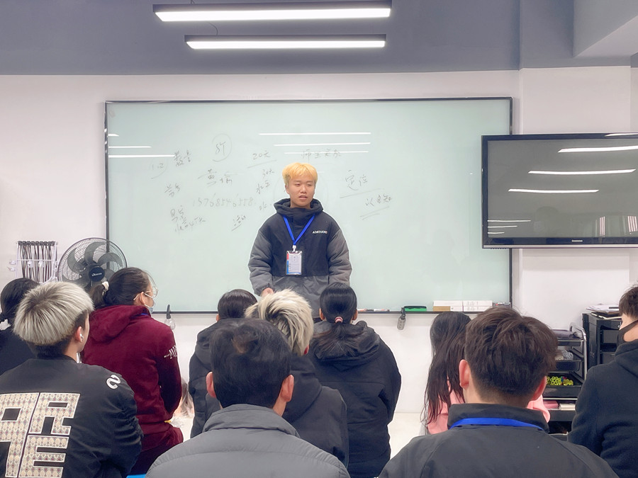 同學(xué)，歡迎來到廣西美發(fā)教育學(xué)校