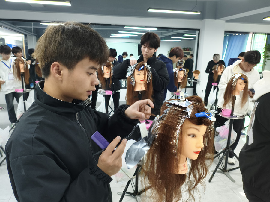 南寧染發(fā)訓練：挑染錫紙包裹技術(shù)課