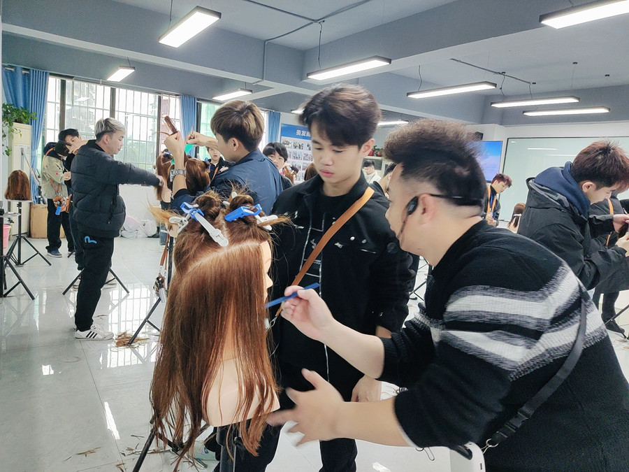 南寧剪女發(fā)哪里時(shí)尚？南寧哪里可以學(xué)剪女？