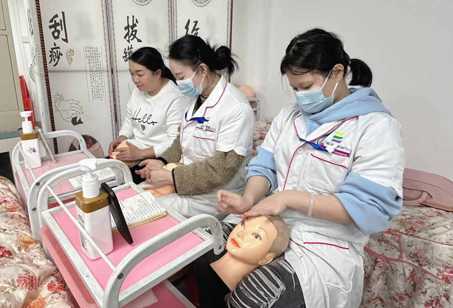 廣西美容護膚基礎(chǔ)教學：假頭模+實操練習