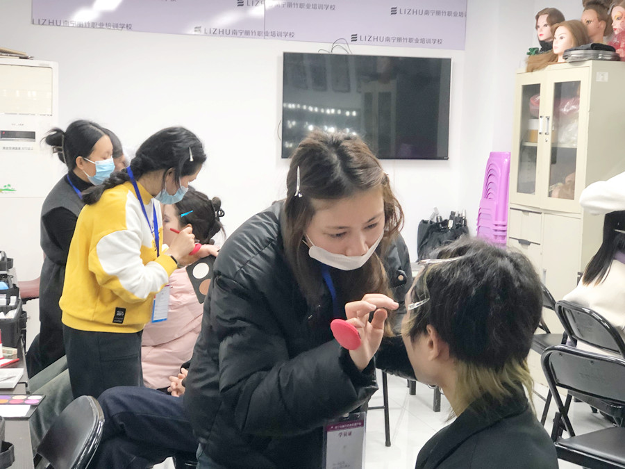 廣西化妝基礎(chǔ)短期：零基礎(chǔ)學化妝入門學什么？