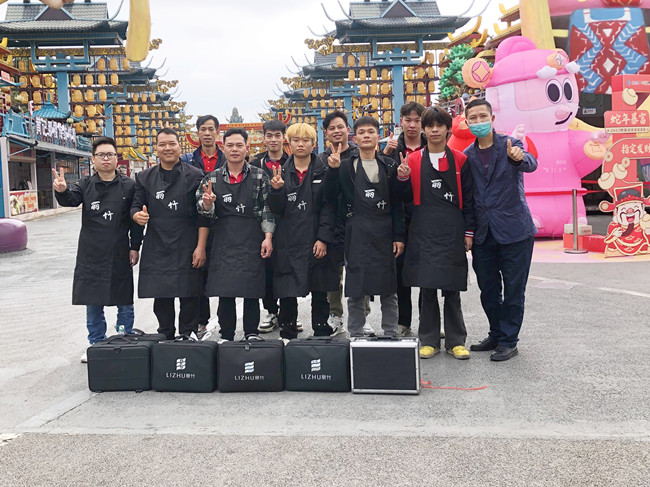 廣西美發(fā)職業(yè)學(xué)?！岸露挲堫^”義剪活動(dòng)