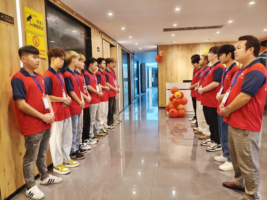 廣西理發(fā)美發(fā)學(xué)校用微笑迎接你