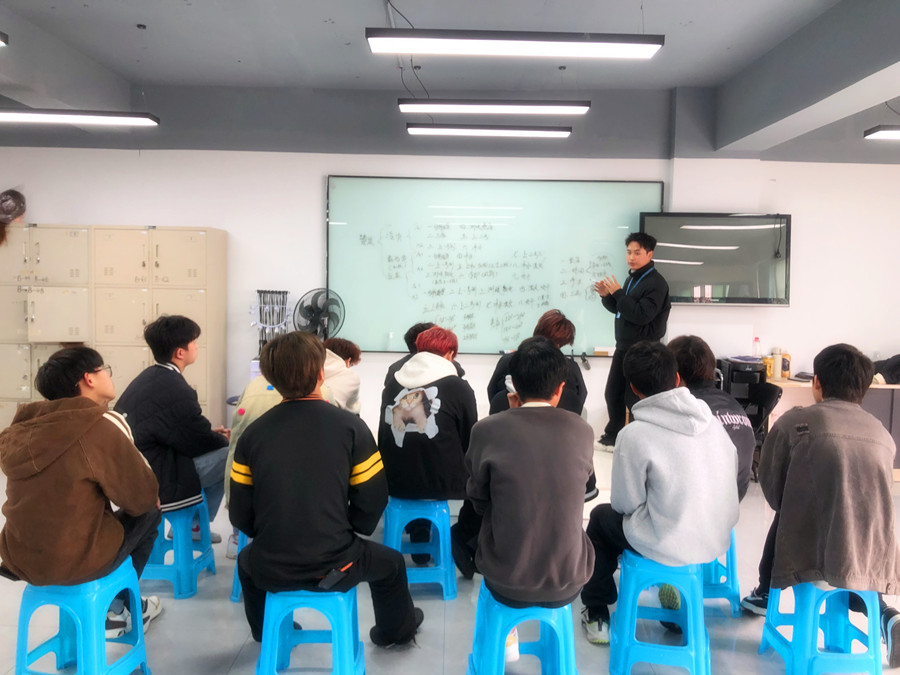 廣西燙發(fā)專業(yè)教案：如何正確蓋白發(fā)？