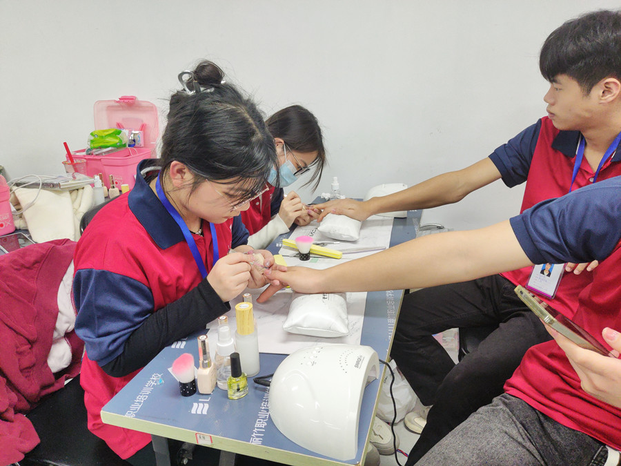 南寧學(xué)美甲的年齡限制？南寧學(xué)美甲去哪里？