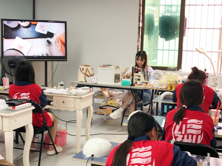 想在南寧學(xué)美甲技術(shù)，歡迎報(bào)讀麗竹學(xué)校