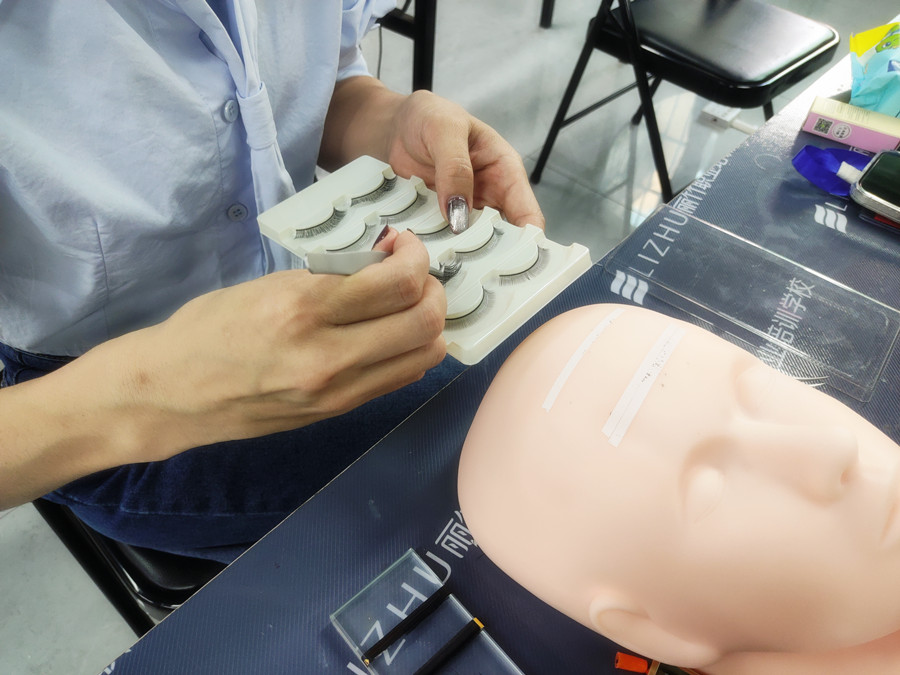 美睫單根嫁接教程，南寧美睫專業(yè)培訓(xùn)