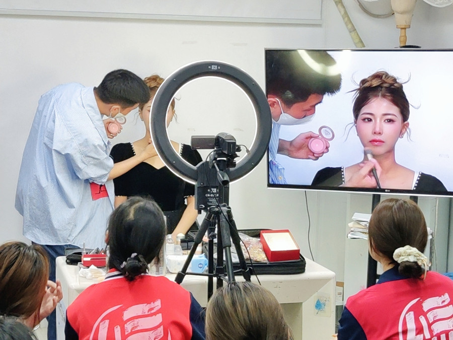 如何畫好千金妝？南寧學(xué)化妝到哪去？