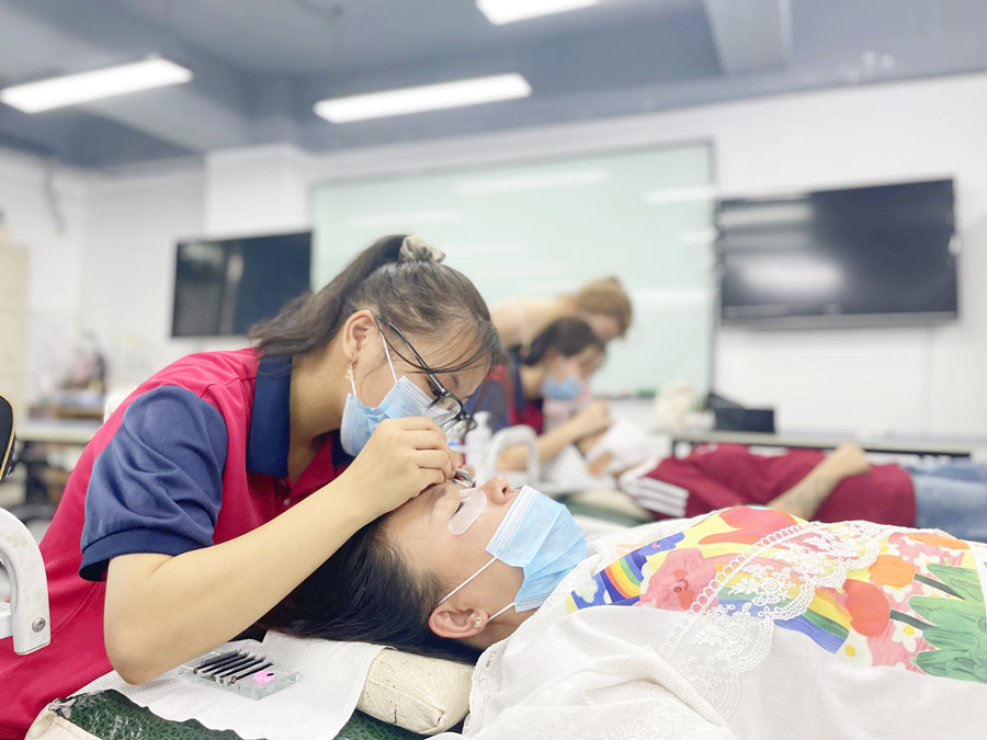 如何成為高價美睫師？南寧美睫學(xué)校排行分享技巧