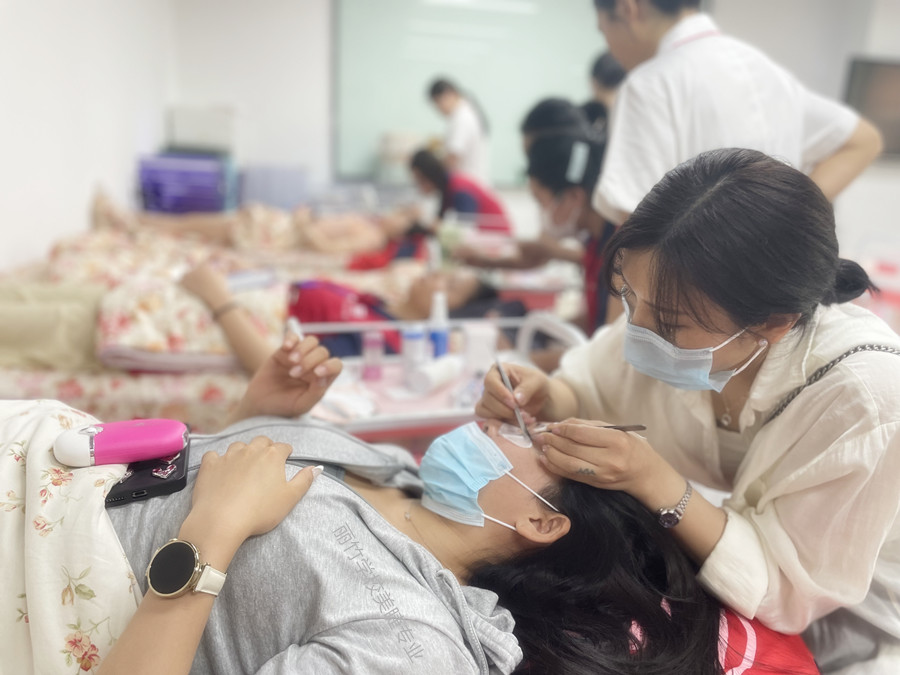 嫁接美睫后如何修補？南寧美睫教學(xué)