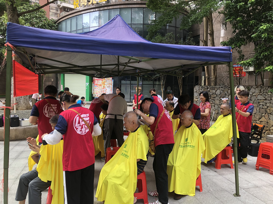 廣西美發(fā)職業(yè)學(xué)校開展“學(xué)雷鋒”免費理發(fā)活動。